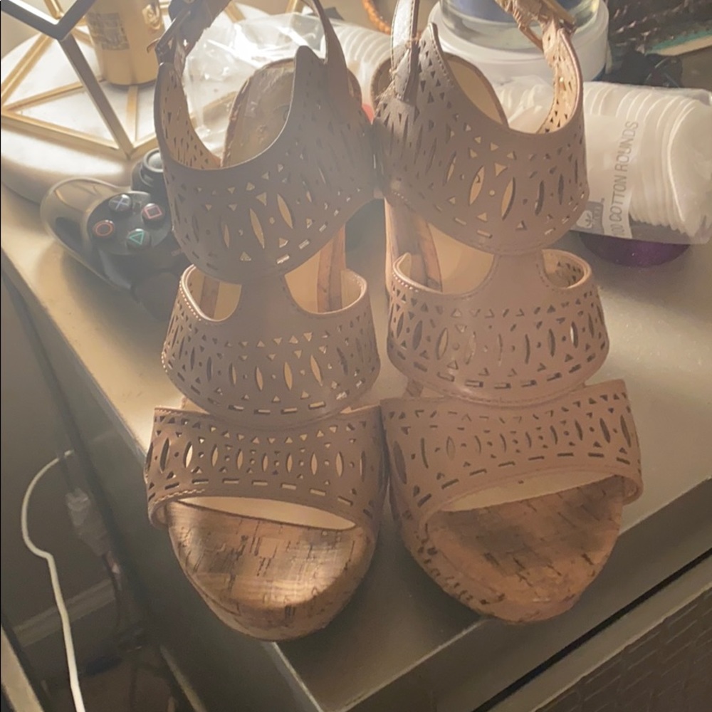 Taupe guess wedged